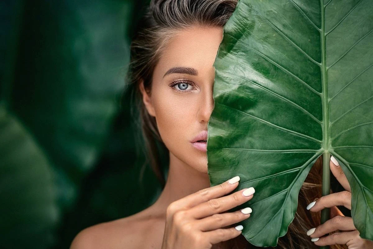 Femme à la peau lisse après une épilation laser chez Aime-toi à Montréal